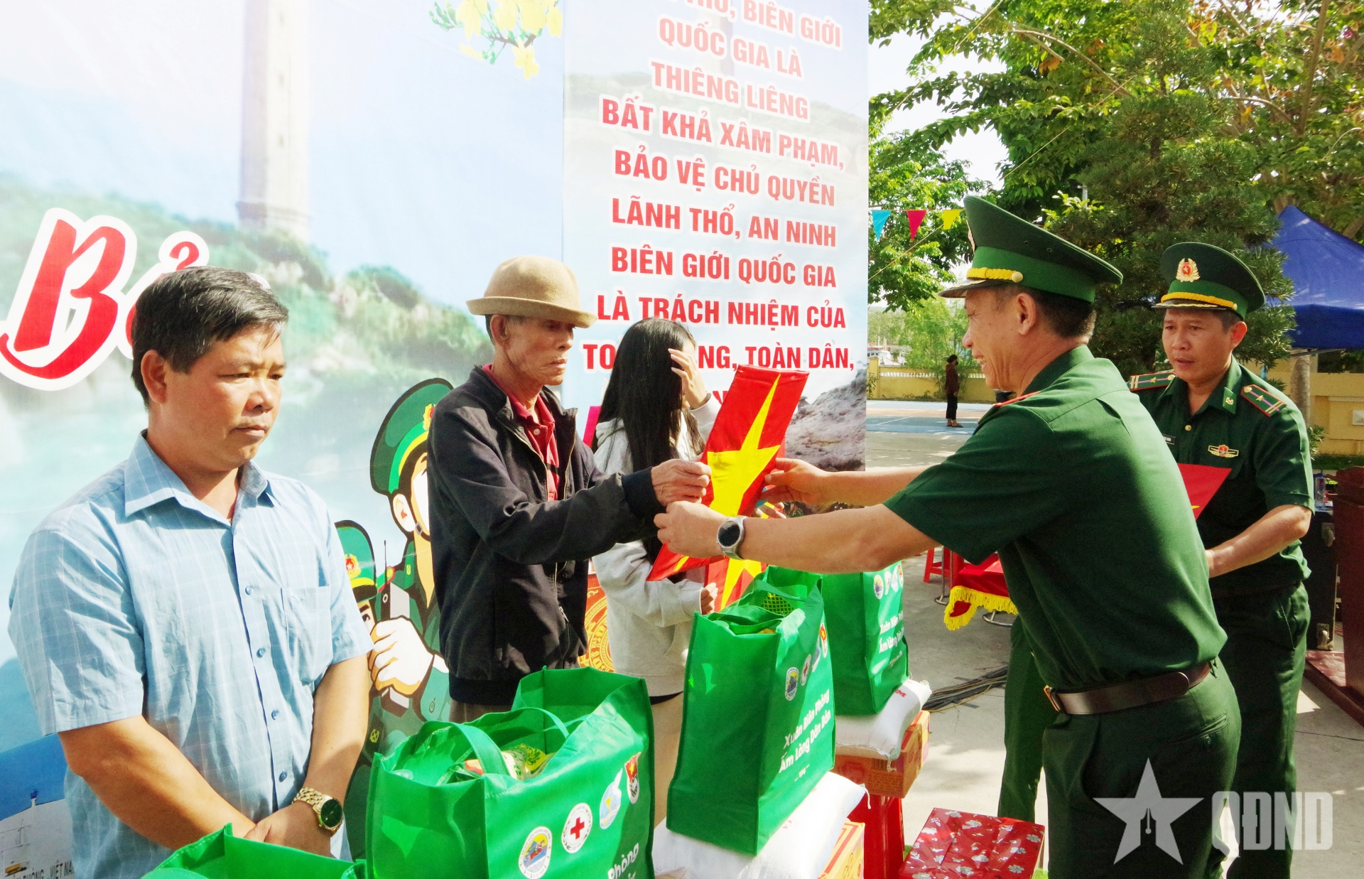 Mang Tết đủ đầy đến với nhân dân biên giới Lâm Đồng